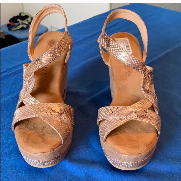 Very volatile gold snakeskin platform wedges - Picture 3 of 9